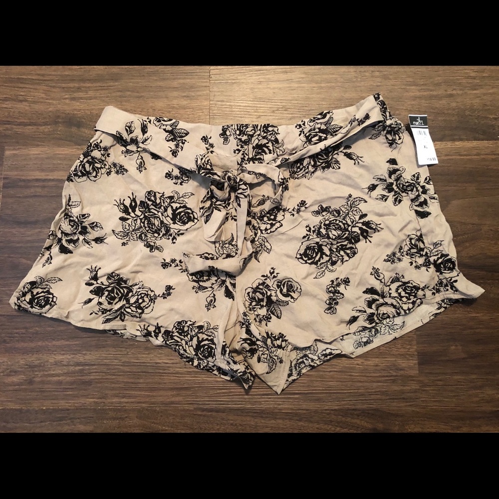 Rue21 Taupe with black rose short, NEW WITH TAGS.